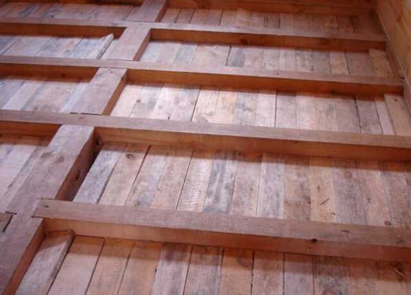 Отдельностоящий деревянный пол второго этажа
