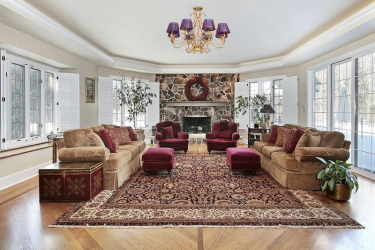 Большая и красивая гостиная в доме с большим ковром