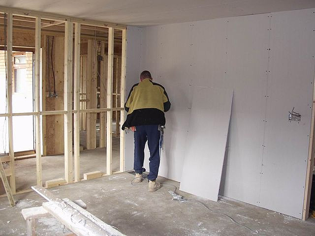 Отделка деревянного дома в интерьере гипсокартоном: облицовка стен и потолка, установка обрешетки