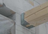 Как прикрепить брус к бетонной стене: особенности вертикального монтажа