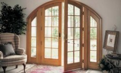 Как выбрать окна и двери в деревянный дом
